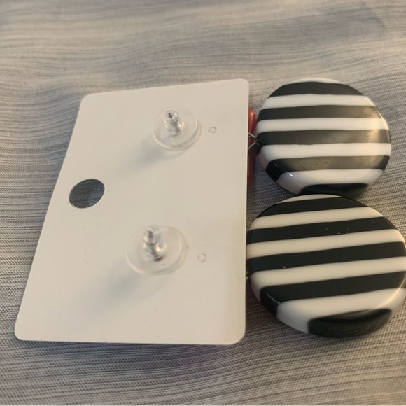 Fashion Jewelry set Black/ White/ Red Necklace and Earrings - Picture 8 of 8